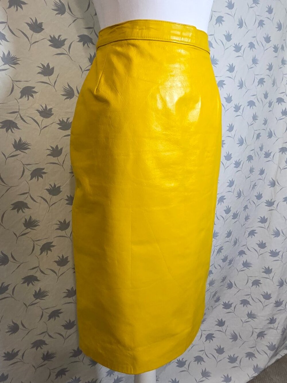 Vintage 80s High Waisted Mustard Yellow Leather Pencil Skirt - Size 10 - Picture 6 of 8